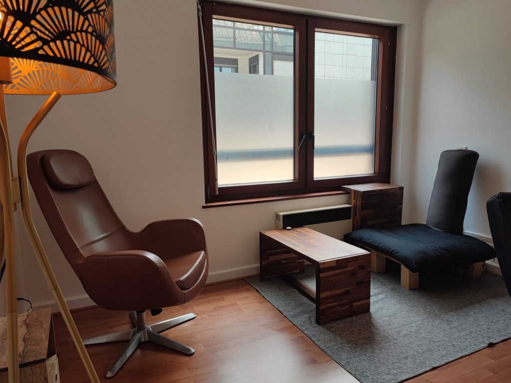 Cabinet de psychanalyse de Cyrielle Weisgerber à Strasbourg, montrant le fauteuil de Cyrielle, son bureau et le fauteuil du patient pour les séances.